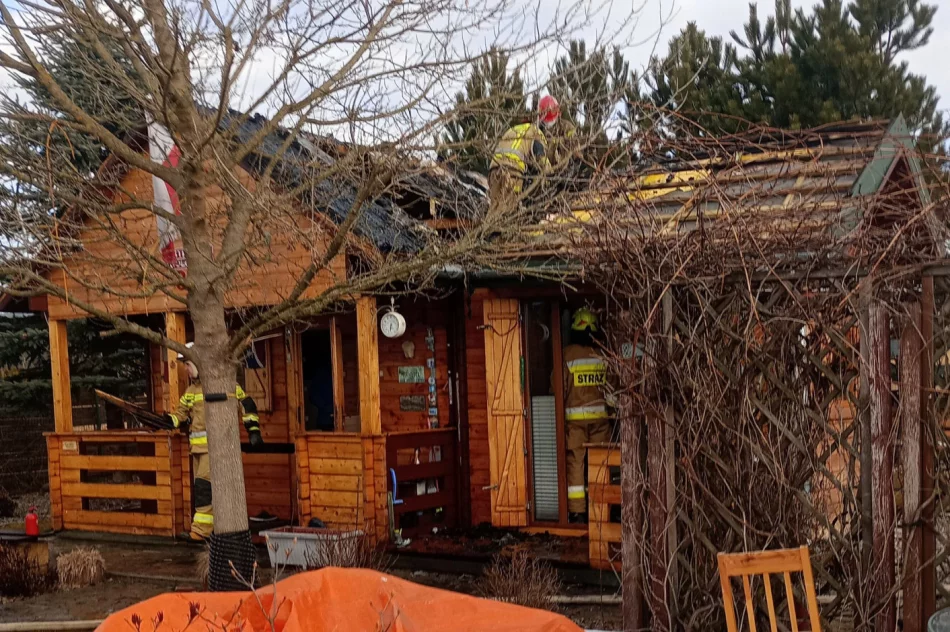 ​Pożar budynku letniskowego - ogień strawił poddasze - zdjęcie 7