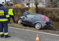 Młody kierowca wypadł z drogi - trafił do szpitala - zdjęcie główne