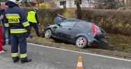 Młody kierowca wypadł z drogi - trafił do szpitala - zdjęcie 3
