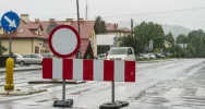 Ulice zamieniły się w rzeki, woda wdarła się na posesje i do domów (wideo) - zdjęcie 2