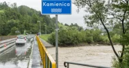 Ulice zamieniły się w rzeki, woda wdarła się na posesje i do domów (wideo) - zdjęcie 3