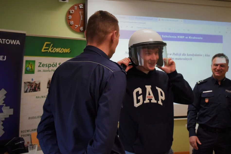 Policjanci zachęcali młodych do służby  - zdjęcie 2