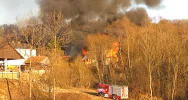 Ogień zagrażał kolejnym budynkom i pojazdom - zdjęcie 5
