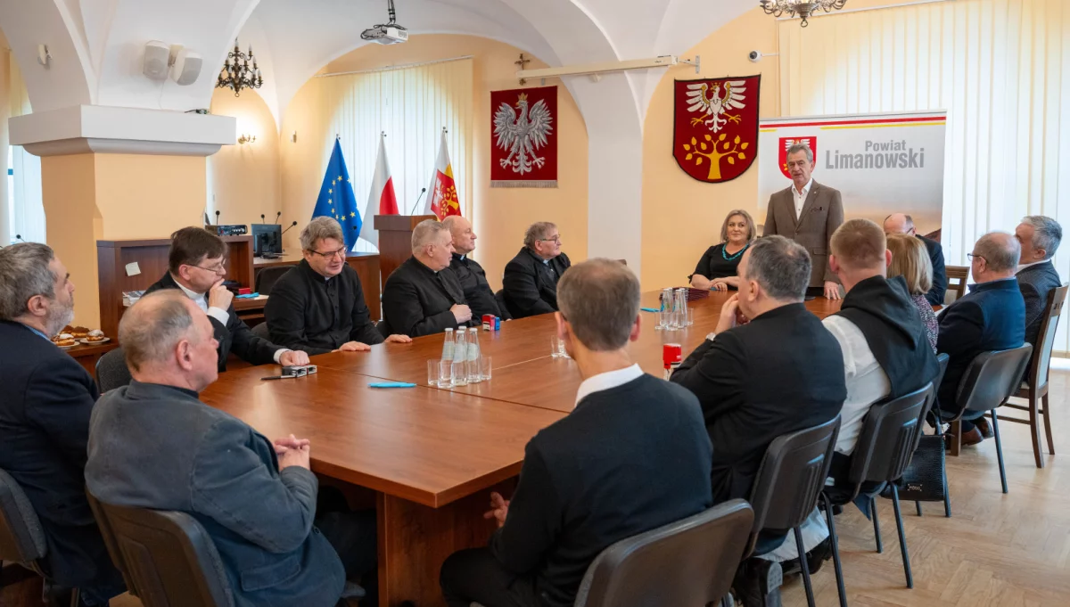 Podpisanie umów/fot.: Starostwo Powiatowe w Limanowej