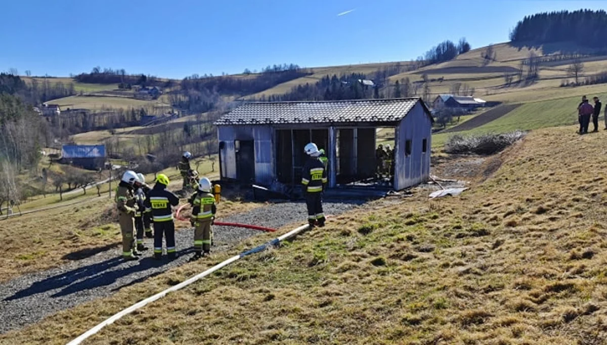 Pożar blaszanego garażu w Stróży/fot.: OSP Skrzydlna