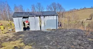 Spłonął garaż ze sprzętem gospodarczym - zdjęcie 2