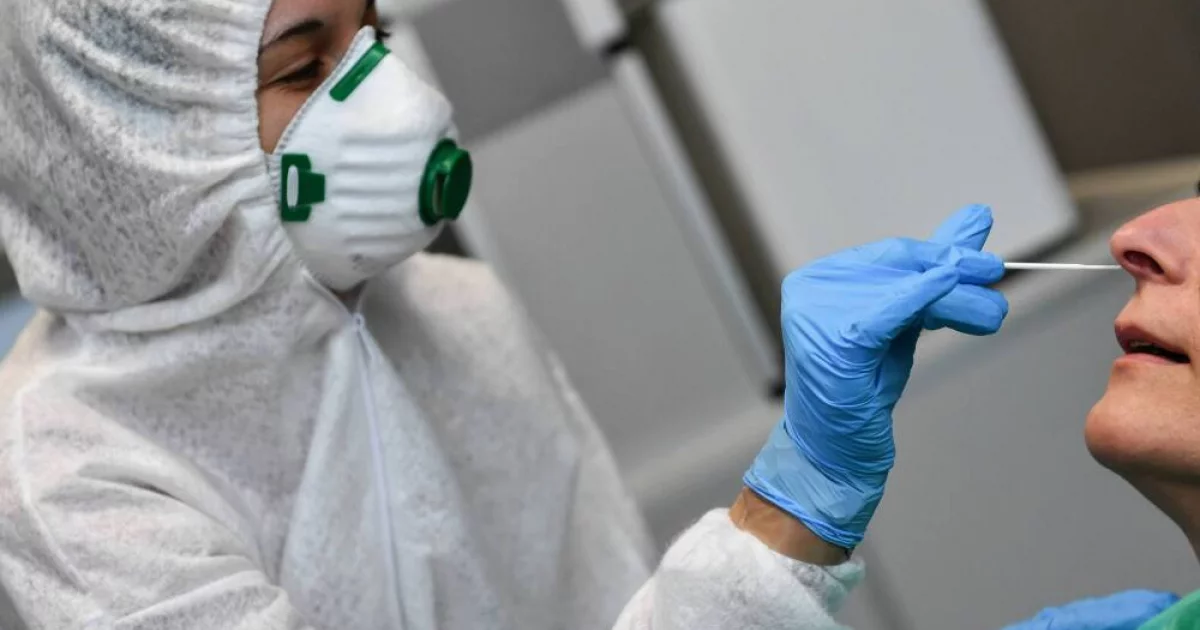 Wirusolog: pięć lat od wybuchu pandemii przez cały czas odczuwamy jej skutki zdrowotne. Objawy