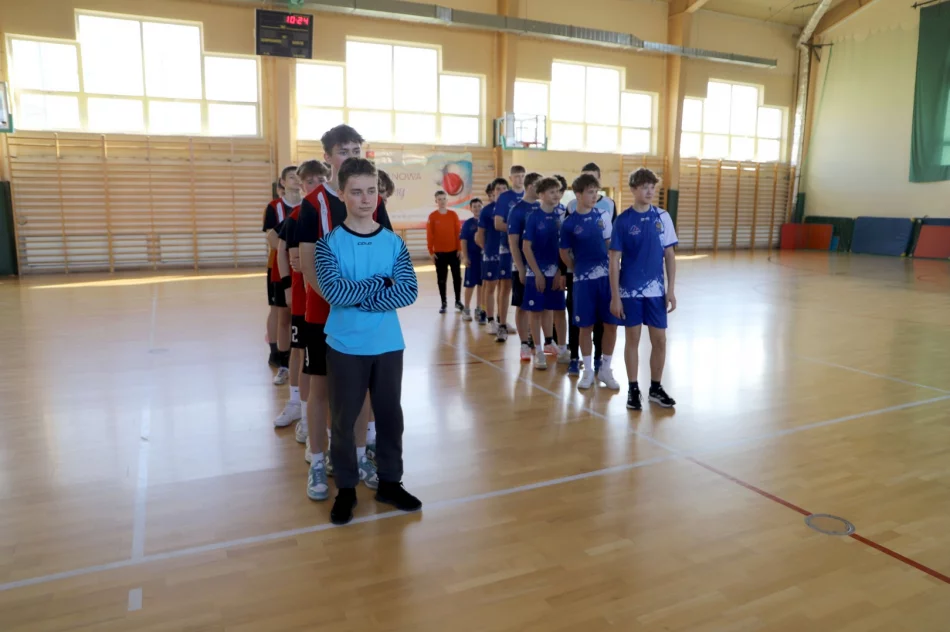 Chłopcy ze Starej Wsi 1 zwyciężają w Mistrzostwach Gminy Limanowa w Piłce Ręcznej Młodzieży Szkolnej - zdjęcie 4