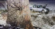 20-letni kierowca rozbił samochód o drzewo - zdjęcie 3