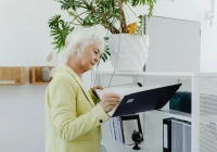 Dlaczego problemy z nietrzymaniem moczu pojawiają się w okresie menopauzy? - zdjęcie główne