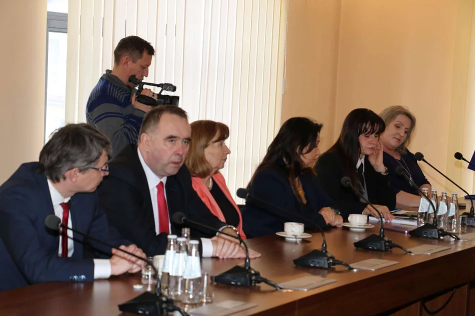 Spotkanie wójtów i burmistrzów z Marszałkiem Łukaszem Smółką - zdjęcie 8
