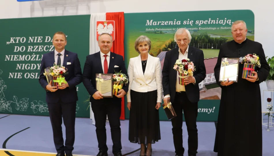 Uroczystość otwarcia nowej części szkoły i sali gimnastycznej w SP Nr 2 w Siekierczynie - zdjęcie 1