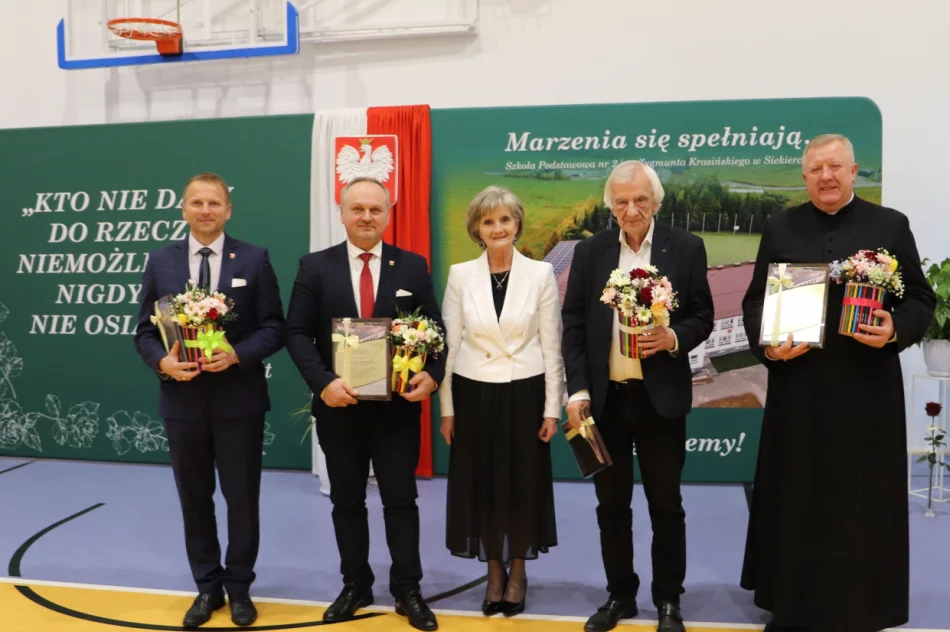 Uroczystość otwarcia nowej części szkoły i sali gimnastycznej w SP Nr 2 w Siekierczynie - zdjęcie 2