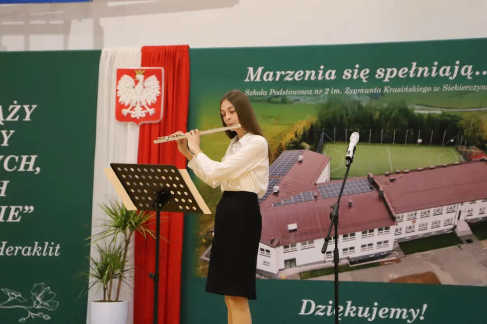 Uroczystość otwarcia nowej części szkoły i sali gimnastycznej w SP Nr 2 w Siekierczynie - zdjęcie 6