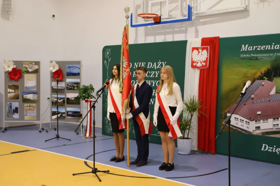 Uroczystość otwarcia nowej części szkoły i sali gimnastycznej w SP Nr 2 w Siekierczynie - zdjęcie 8