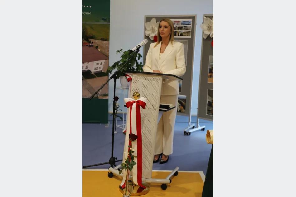 Uroczystość otwarcia nowej części szkoły i sali gimnastycznej w SP Nr 2 w Siekierczynie - zdjęcie 9
