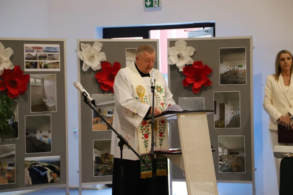 Uroczystość otwarcia nowej części szkoły i sali gimnastycznej w SP Nr 2 w Siekierczynie - zdjęcie 10