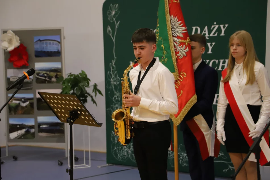 Uroczystość otwarcia nowej części szkoły i sali gimnastycznej w SP Nr 2 w Siekierczynie - zdjęcie 11