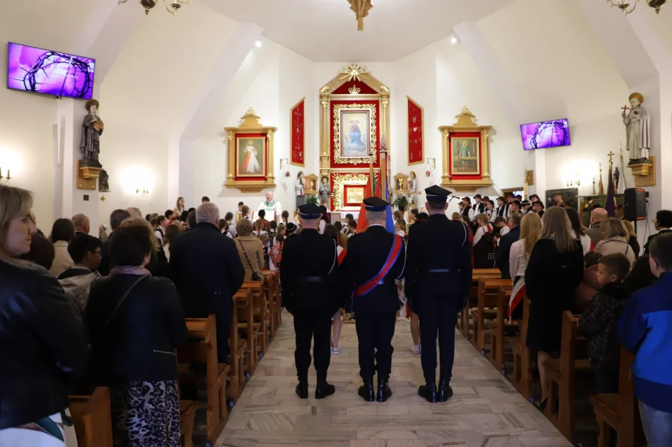 Uroczystość otwarcia nowej części szkoły i sali gimnastycznej w SP Nr 2 w Siekierczynie - zdjęcie 13