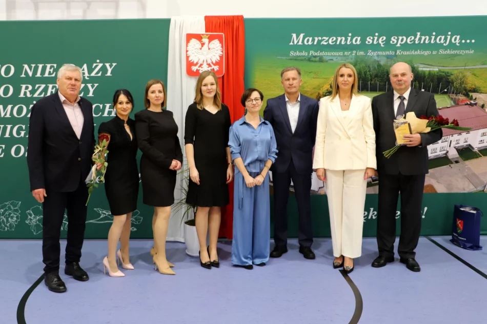 Uroczystość otwarcia nowej części szkoły i sali gimnastycznej w SP Nr 2 w Siekierczynie - zdjęcie 15