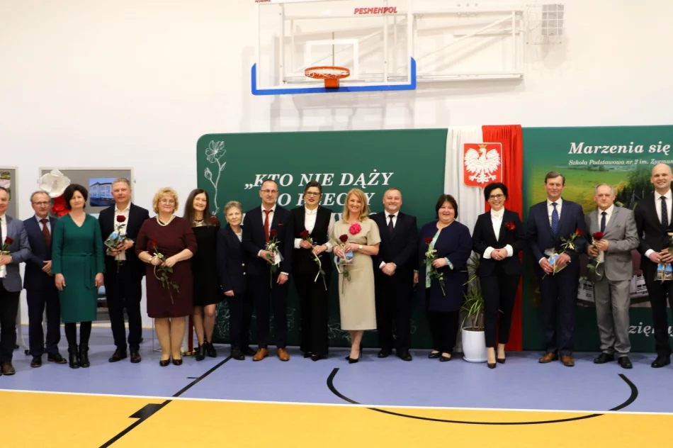 Uroczystość otwarcia nowej części szkoły i sali gimnastycznej w SP Nr 2 w Siekierczynie - zdjęcie 16