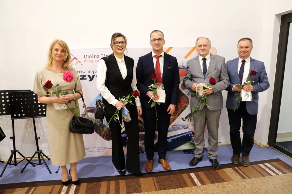 Uroczystość otwarcia nowej części szkoły i sali gimnastycznej w SP Nr 2 w Siekierczynie - zdjęcie 17