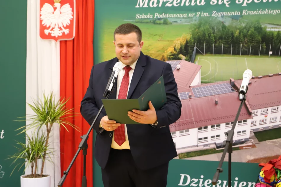 Uroczystość otwarcia nowej części szkoły i sali gimnastycznej w SP Nr 2 w Siekierczynie - zdjęcie 20