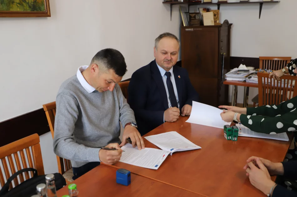Podpisanie umowy na wykonanie kanalizacji w miejscowości Stara Wieś - zdjęcie 3