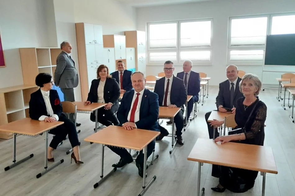 Szkoła po rozbudowie oficjalnie otwarta (ZDJĘCIA) - zdjęcie 18