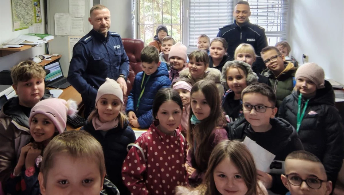 Uczniowie ze Świdnika odwiedzili posterunek policji w Łukowicy/fot.: KPP Limanowa
