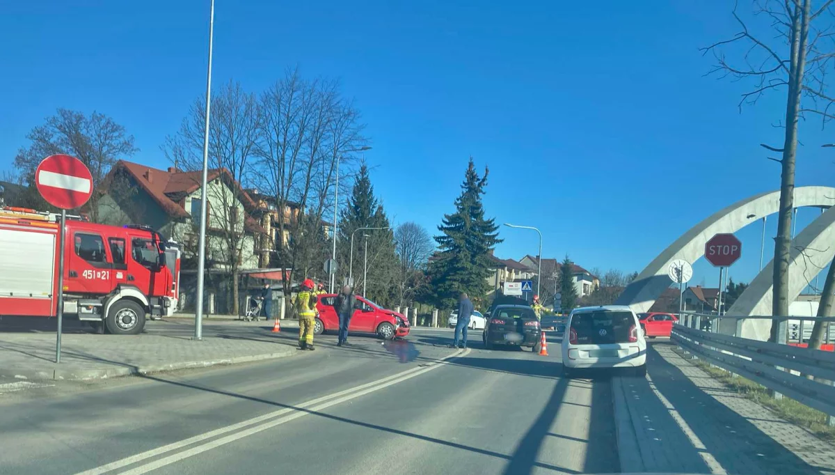 Kolizja trzech pojazdów, mandat dla sprawcy