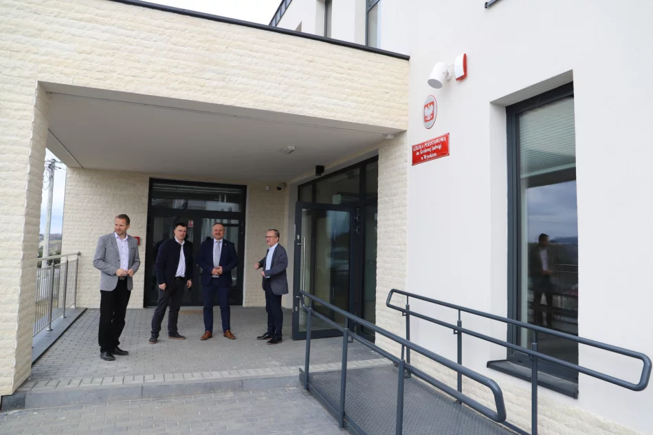 Pierwszy dzień dzieci w nowej szkole wraz z salą gimnastyczną w Wysokiem - zdjęcie 7