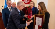 Klaudia Zwolińska z Medalem Honorowym Powiatu Limanowskiego - zdjęcie 2
