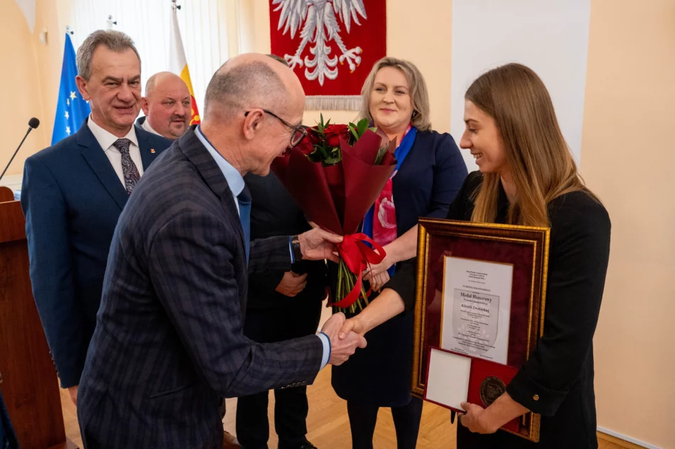Klaudia Zwolińska z Medalem Honorowym Powiatu Limanowskiego - zdjęcie 2