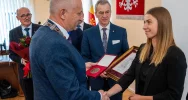 Klaudia Zwolińska z Medalem Honorowym Powiatu Limanowskiego - zdjęcie 3