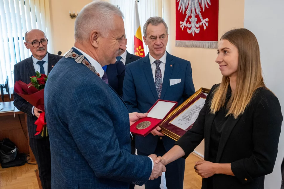 Klaudia Zwolińska z Medalem Honorowym Powiatu Limanowskiego - zdjęcie 3