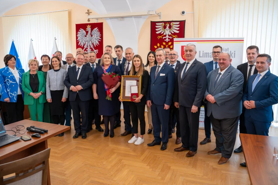 Klaudia Zwolińska z Medalem Honorowym Powiatu Limanowskiego - zdjęcie 4