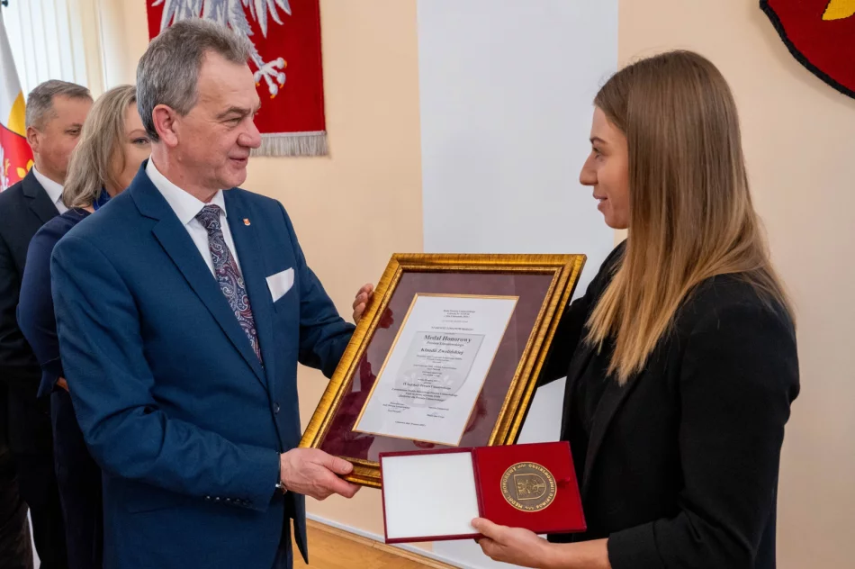 Klaudia Zwolińska z Medalem Honorowym Powiatu Limanowskiego - zdjęcie 5