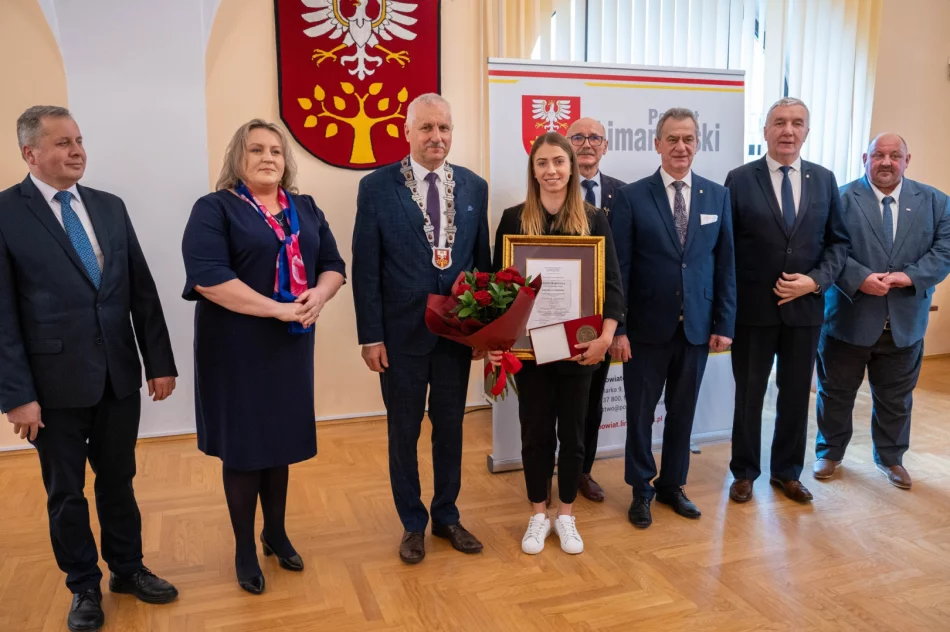 Klaudia Zwolińska z Medalem Honorowym Powiatu Limanowskiego - zdjęcie 8