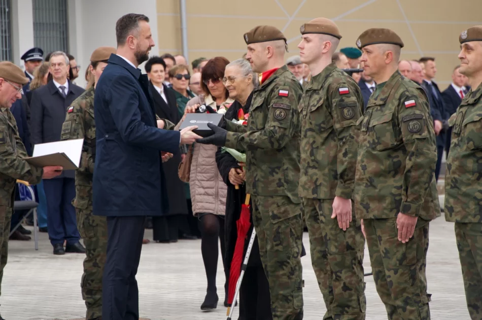 Minister Kosiniak-Kamysz na otwarciu koszar WOT. 114 batalion otrzymał nazwę i patrona - zdjęcie 19