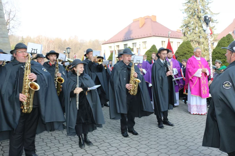 Uroczystość z okazji 85. rocznicy Zbrodni Katyńskiej w Limanowej - zdjęcie 11