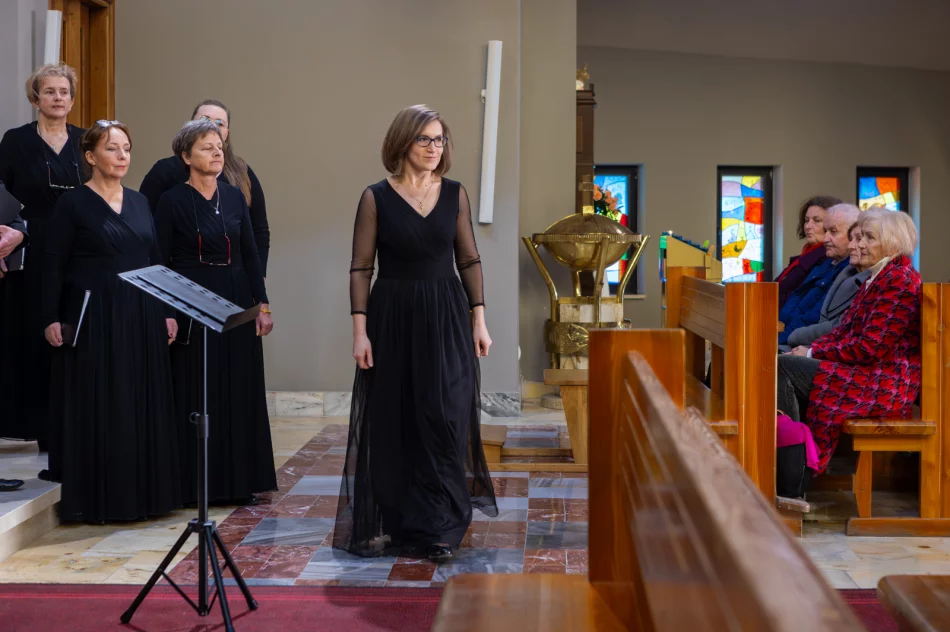 Koncert pasyjny ,,Adoremus Te Christe"  - zdjęcie 5