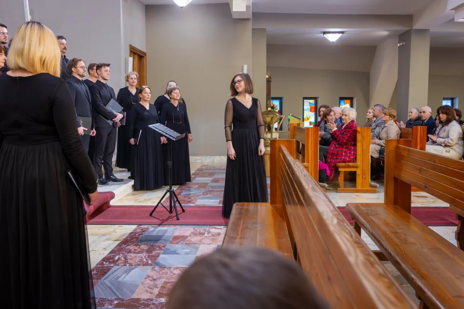 Koncert pasyjny ,,Adoremus Te Christe"  - zdjęcie 6