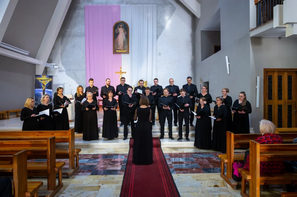 Koncert pasyjny ,,Adoremus Te Christe"  - zdjęcie 7