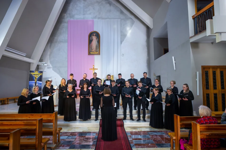 Koncert pasyjny ,,Adoremus Te Christe"  - zdjęcie 8
