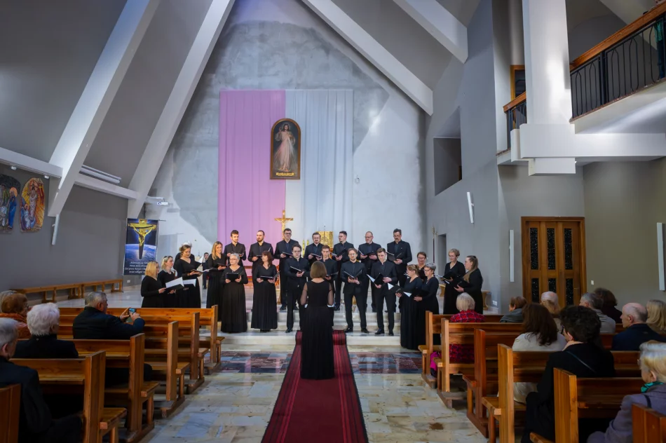 Koncert pasyjny ,,Adoremus Te Christe"  - zdjęcie 9