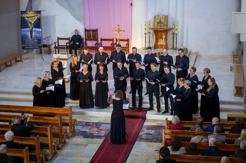 Koncert pasyjny ,,Adoremus Te Christe"  - zdjęcie 11