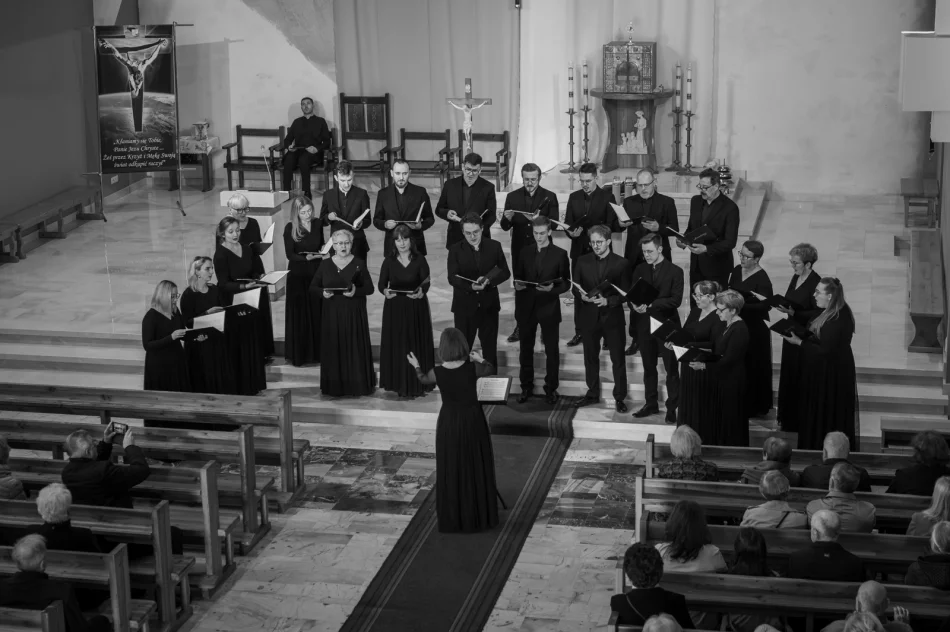 Koncert pasyjny ,,Adoremus Te Christe"  - zdjęcie 12