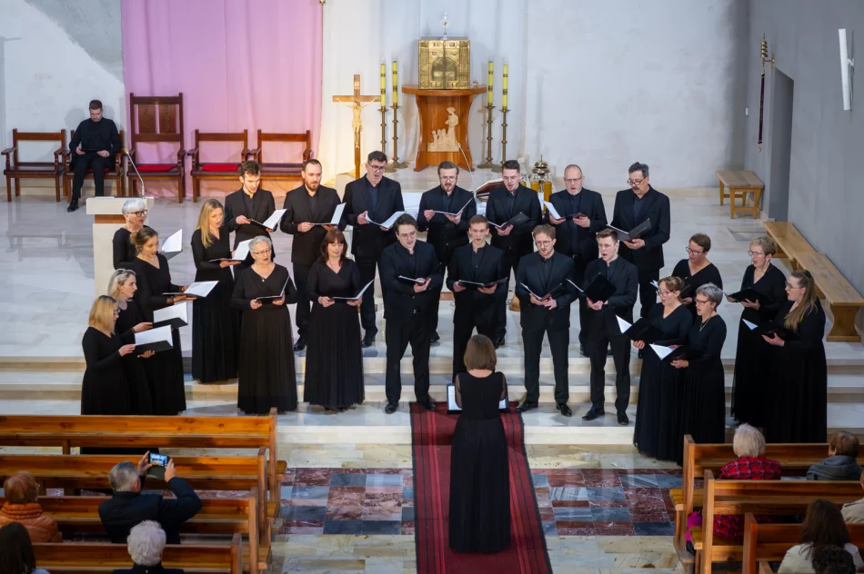 Koncert pasyjny ,,Adoremus Te Christe"  - zdjęcie 13