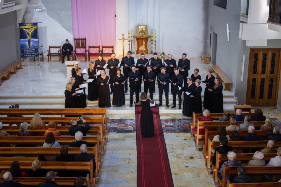 Koncert pasyjny ,,Adoremus Te Christe"  - zdjęcie 14
